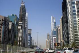 Jedna z ulic ve městě Dubaj