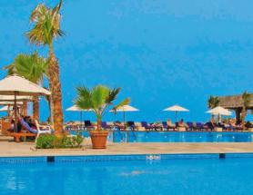 Emiráty - hotelový bazén v Radisson Blu