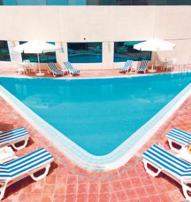 Hotelový bazén - hotel Sharjah Rotana