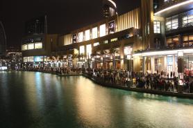 Nákupní centrum Dubai Mall v noci