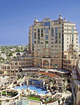 Dubajský hotel Al Murooj Rotana s bazénem