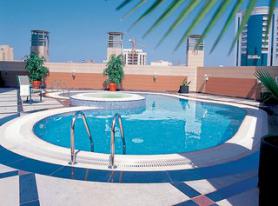 Dubajský hotel Al Sondos Suites by Le Meridien s bazénem