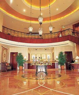 Dubajský hotel Al Sondos Suites by Le Meridien se vstupní halou