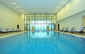 Emiráty a bazén v hotelu Ramada & Suites, Ajman