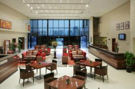Emiráty a lobby hotelu Ramada & Suites, Ajman
