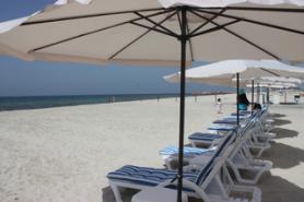 Emiráty a pláž u hotelu Ramada & Suites, Ajman