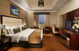 Emiráty a jeden z pokojů v hotelu Ramada & Suites, Ajman