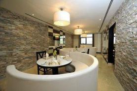 Emiráty a restaurace hotelu Ramada & Suites, Ajman