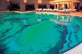 Dubajský hotel Fairmont Dubai s bazénem