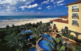 Dubajský hotel The Ritz Carlton Dubai s bazénem