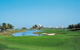 Dubajský hotel Grand Hyatt a nedaleké golfové hřiště