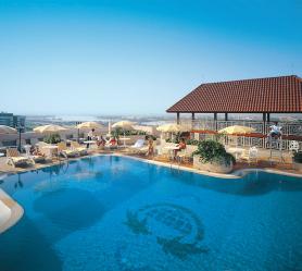 Dubajský hotel Metropolitan Palace s bazénem
