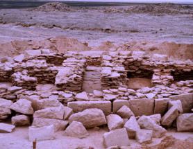 Pohled na archeologické naleziště Umm an-Nar nedaleko Mileihy