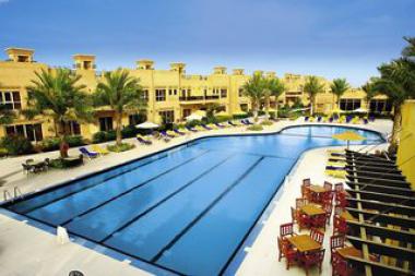 Emirátský hotel Al Hamra Village Golf Resort s bazénem