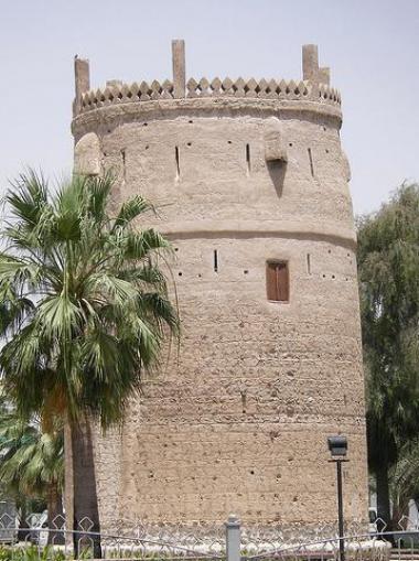 Dubajská Deira a jedna ze strážních věží