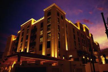 Dubajský hotel Qamardeen v noci