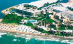 Pohled na emirátský hotel Al Hamra Fort Beach na pláži