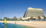 Pobřeží Emirátů s hotelem Radisson Blu v Sharjahu