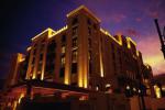 Dubajský hotel Qamardeen v noci