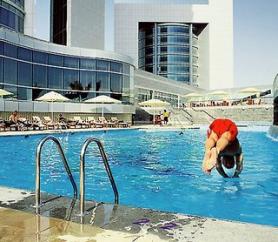 Dubajský hotel Jumeirah Emirates Towers s bazénem