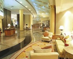 Dubajský hotel Le Royal Meridien Beach se vstupní halou