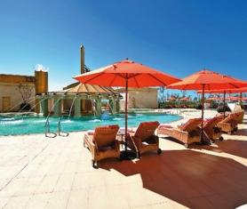 Dubajský hotel Raffles Dubai s bazénem
