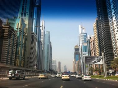 Dubajská silnice s auty