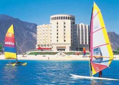 Pohled na emirátský hotel The Oceanic na pláži
